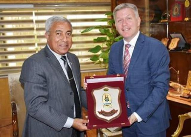 محافظ أسوان يستقبل السفير الكندى لتناول أوجه التعاون فى مجالات الإستثمار والسياحة وريادة الأعمال وتأهيل وتشغيل الشباب