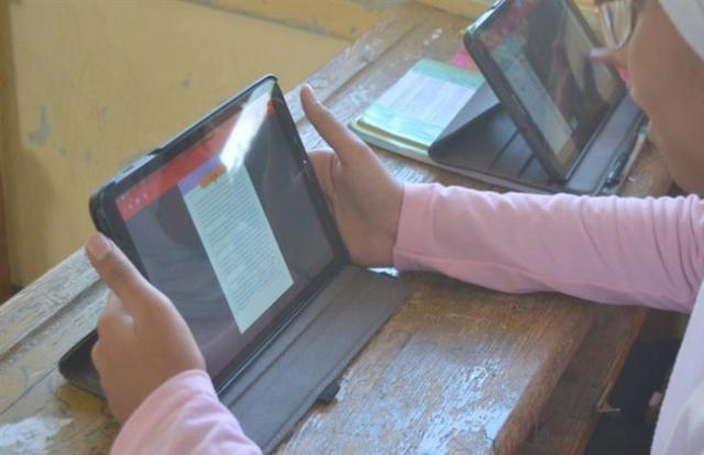 عضو تعليم النواب: التابلت لن يستخدم بالشكل المطلوب طول ما الكتاب المدرسي موجود