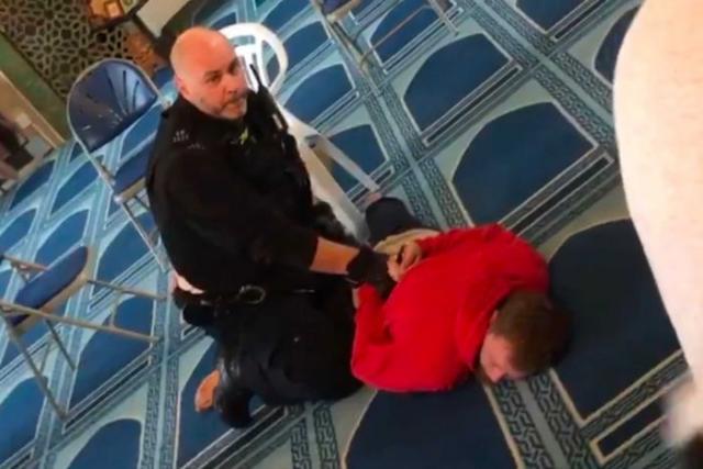 بالفيديو.. القبض على منفذ حادث طعن في مسجد شمال لندن