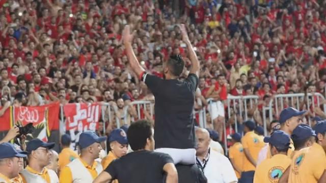 عاشور: جمهور الأهلي درع الأمان.. ونعدهم بالرد على من أساء لهم داخل الملعب