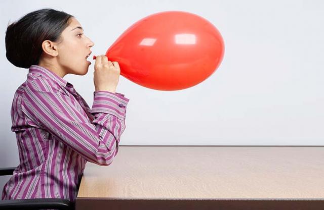 من أبرزها نفخ البالون.. تعرف على 6 تمارين لتقوية الرئة للتعافي من كورونا 