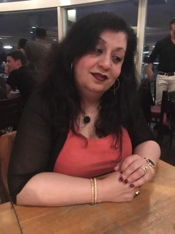 حَضَنْتُ الشّمْسَ مِنْ مَحَبّتي بِها..