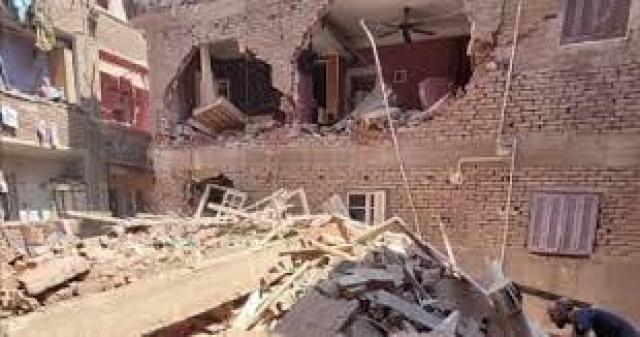 إستخراج أول جثة من أنقاض العقار المنهار بالوراق