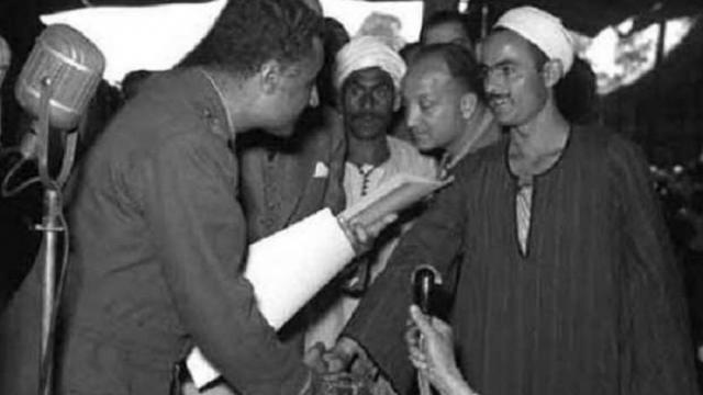 من كد يده الخشنة نأكل ...و بجهده نشعر بالأمن تحية له فى عيده ... عن المزارع أتحدث