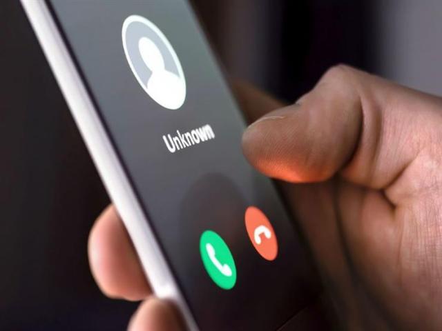 فتاة تدعي بأنه تم اختطافها و تطلب فدية من والدها