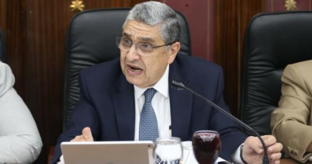 الرئيس السيسي يبتسم بعد عرض وزير الكهرباء لصورة غريبه | شاهد