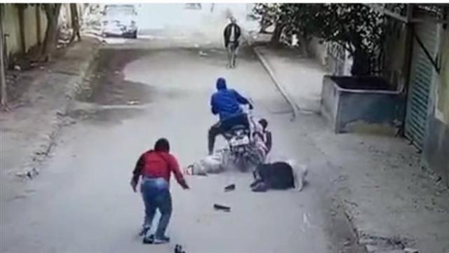 فيديو صادم | لص يسحل عجوز و طفلتين في محاولة لسرقة هاتف محمول