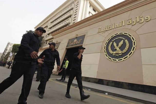 بعضاً من رجال الشرطه يقومون بسرقة منزل في الدقهلية | الداخلية ترد