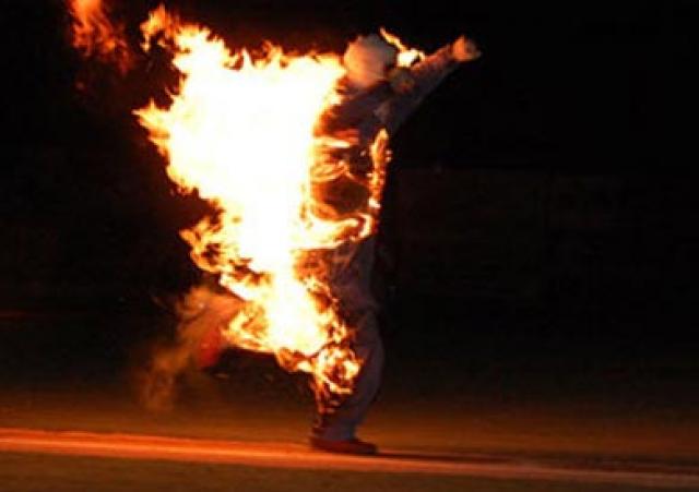 بسبب زوجته ... سائق يقوم باشعال النيران في نفسه