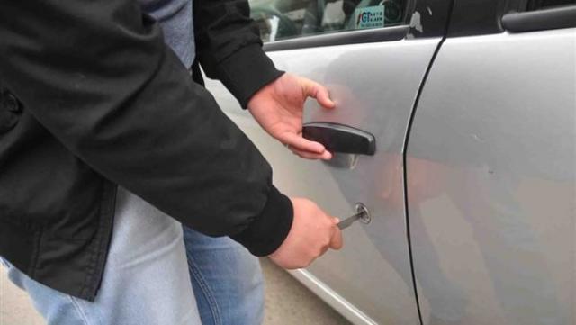 مدرس سرقت سيارته اثناء مراقبته علي لجان الأمتحانات