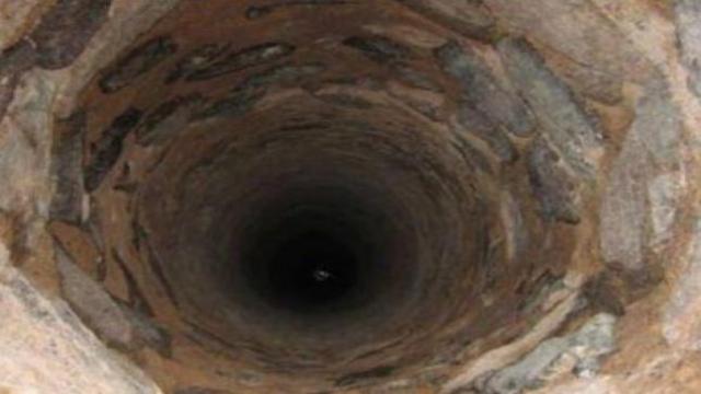 علي خطي ريان .. طفل يسقط بـ حفرة صرف صحي في محافظة قنا