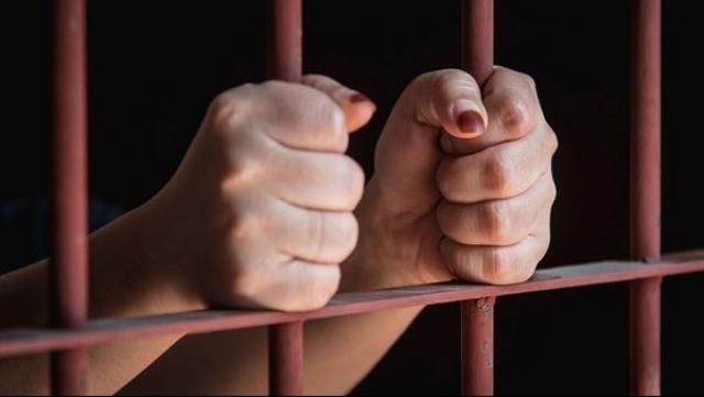 ربة منزل تشعل النيران في والد زوجها و لسبب صادم | تفاصيل