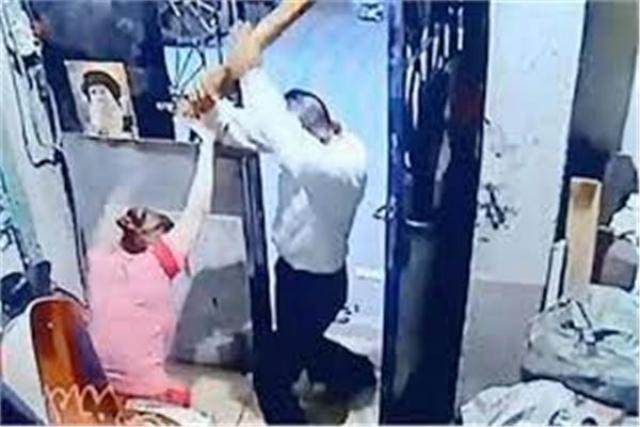 بالفيديو .. شخص يتعدي علي زوجته بالشومة داخل ارجاء الشرابية