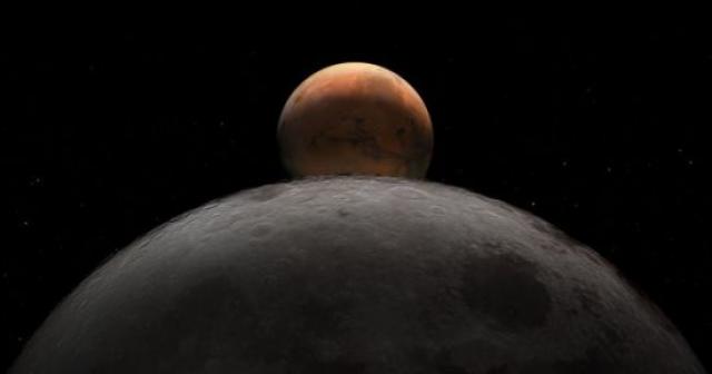 تري بالعيين المجردة في سماء مصر .. اقتران القمر والمريخ وأورانوس الخميس والجمعة