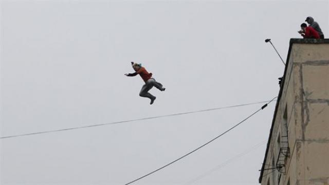 في المنوفية .. شاب يقفز من البلكونه بعد إشعال النيران في نفسه