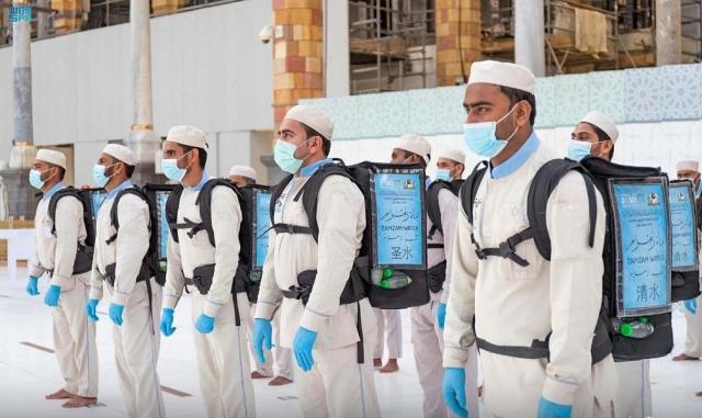 ” الزمازمة ” : 950 موظف لإيصال مياه زمزم للحجاج في مساكنهم في زمن قياسي على مدار الساعة