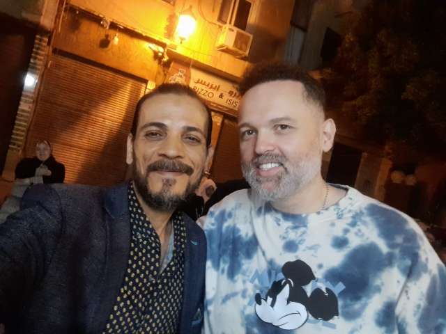 المتر مصطفى حسين مدير الكافيه  مع مشاهير الفن