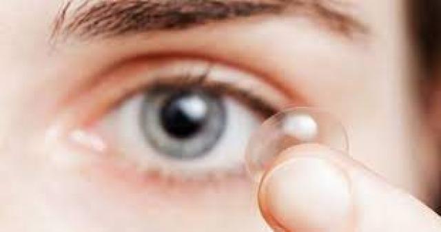 تحذير أضرار ارتداء العدسات اللاصقة
