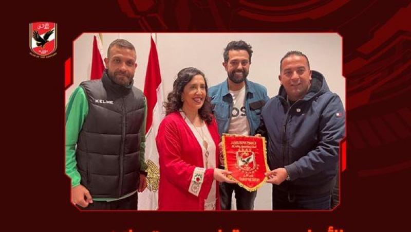 الأهلي يستقبل عمدة مانشستر.. ويُهديها درع وعلم النادي