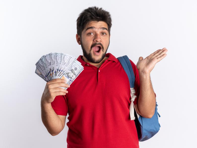 مكافأة مالية من محافظ بورسعيد لطالب لا يأخذ دروسا خصوصية