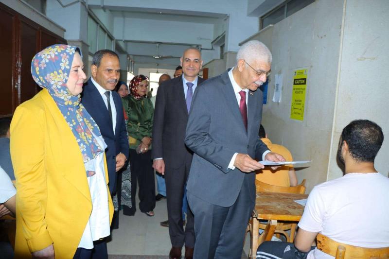 رئيس جامعة المنوفية يتفقد سير الامتحانات بكلية التمريض