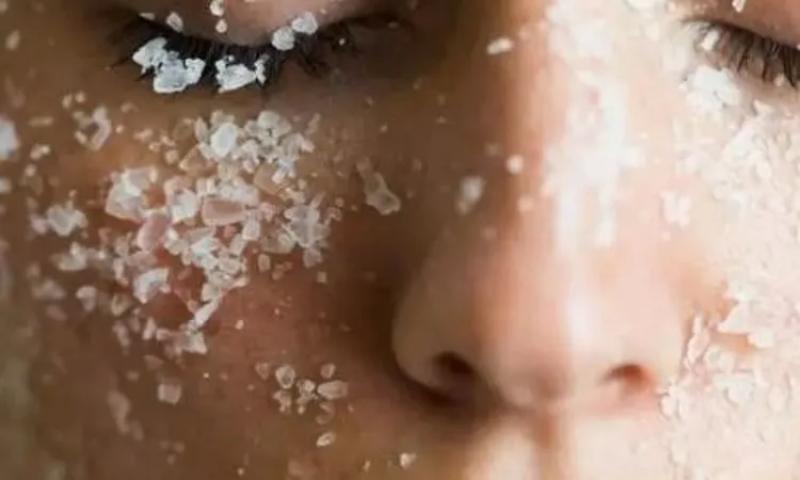 فوائد الماء بالملح المذهلة للبشرة