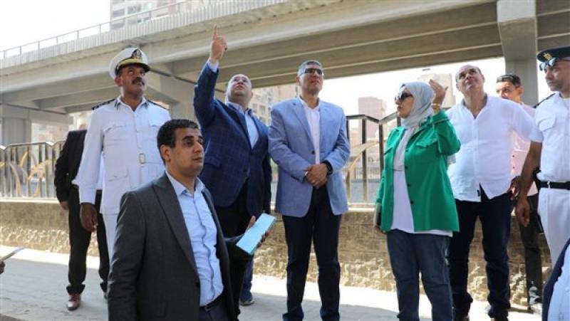 محافظ الجيزة خلال الجولة