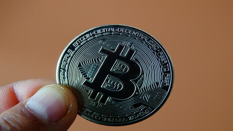 البيتكوين تواصل صعودها وتبلغ قمة تاريخية جديدة