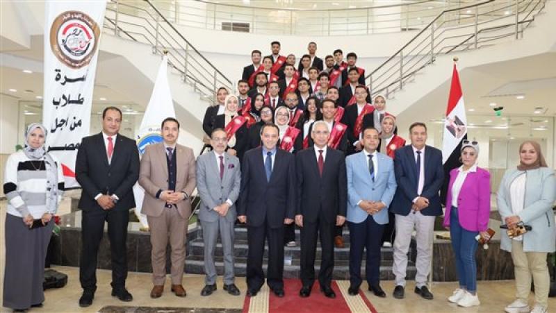 رئيس جامعة المنيا الأهلية يجتمع باتحاد الطلاب الجديد