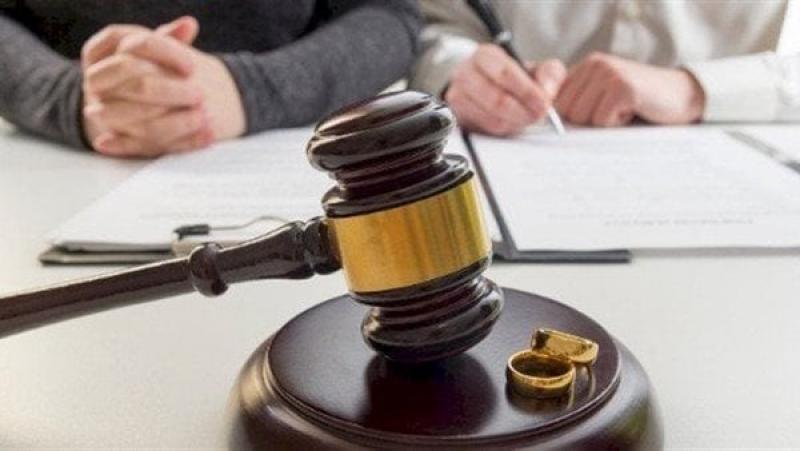 موظف يطالب زوجته بنصف مليون جنيه