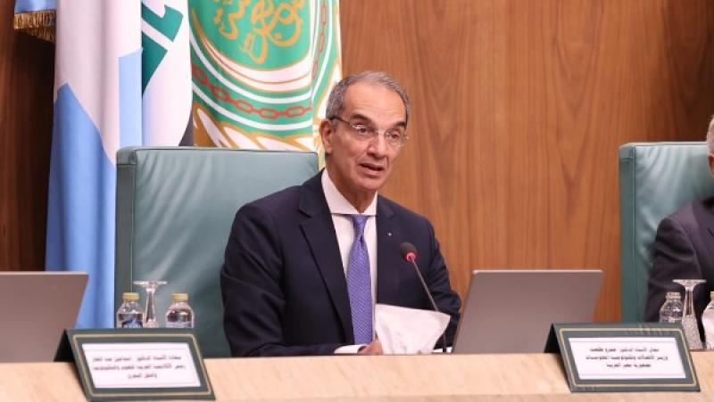 وزير الاتصالات يؤكد أهمية وضع إطار تنظيمى للحماية من مخاطر الذكاء الاصطناعي