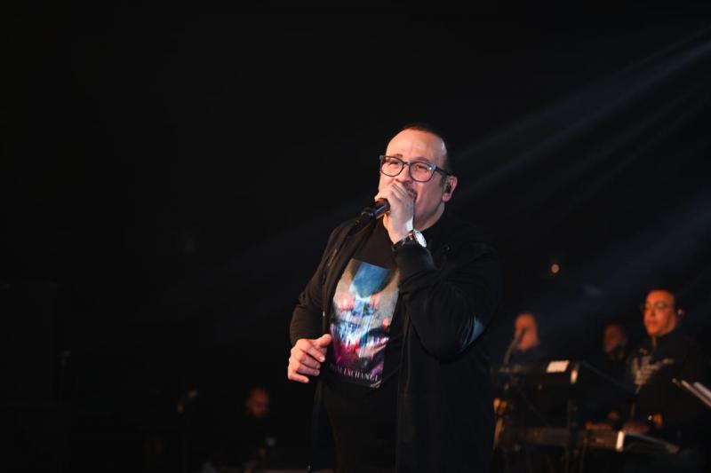 هشام عباس يتألق في أضخم خيمة رمضانية على طريق السويس