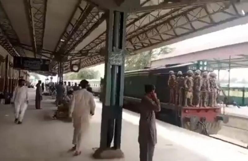 السلطات الباكستانية تعلن حالة الطوارئ بعد اختطاف قطار ركاب