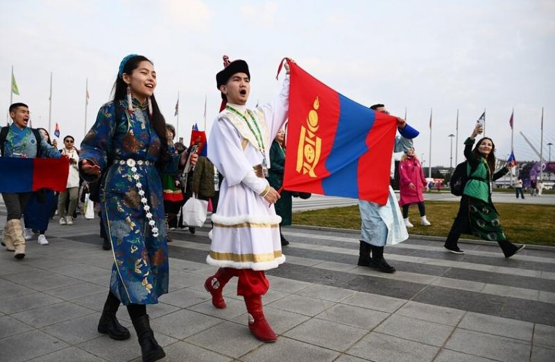 الرئيس المنغولي يشارك في احتفالات الذكرى الثمانين للنصر في موسكو