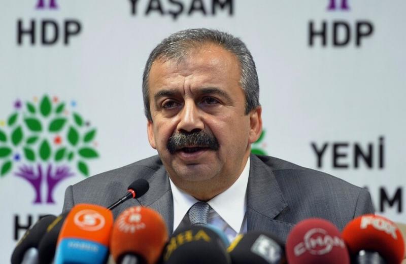 أوجلان ينعى عضوا في وفد إمرالي ويدعو لإكمال عملية السلام