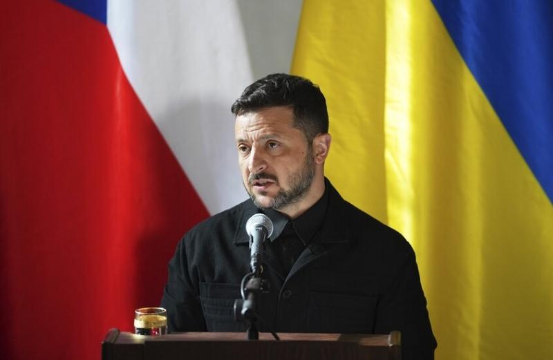 زيلينسكي: بعض السياسيين الأوروبيين يسعون للحصول على مقعد أفضل في الساحة الحمراء