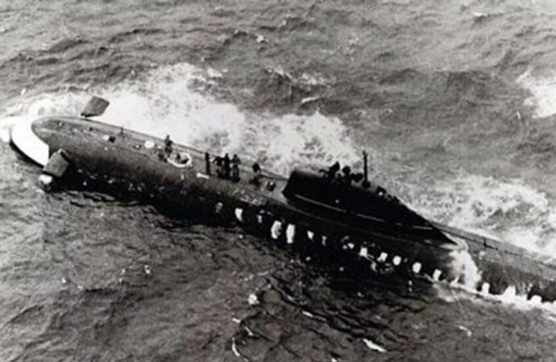 اصطدام بـ غواصة مجهولة في أعماق المحيط